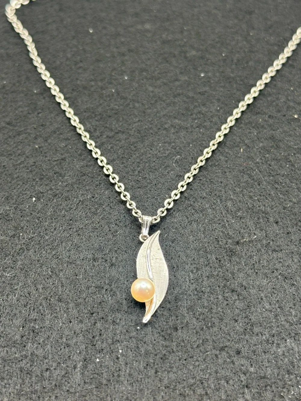 Vintage Sterling Silver Leaf Pearl Pendant Necklace - White Pearl - Picture 6 of 9